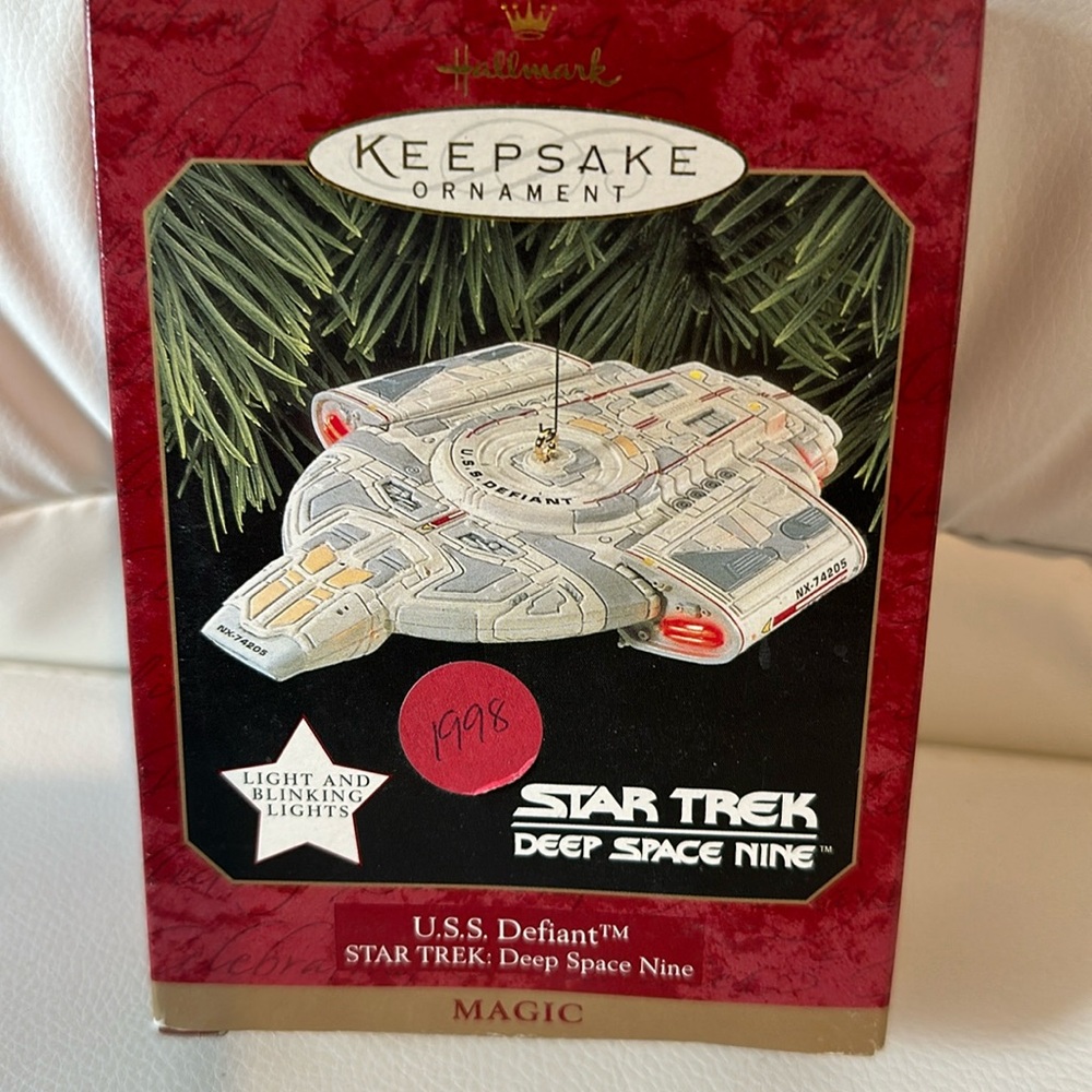 STAR TREK DEEP SPACE NINE (USS DEFIANT) ORNAMENT HALLMARK